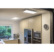 Moderne helle Küche mit zwei flachen rechteckigen LED-Deckenpaneelen, Einbauschränken und Edelstahlgeräten.