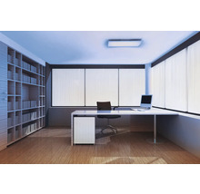 Modernes Arbeitszimmer mit Regal, Schreibtisch, Bürostuhl und Fenstern mit Vertikaljalousien.