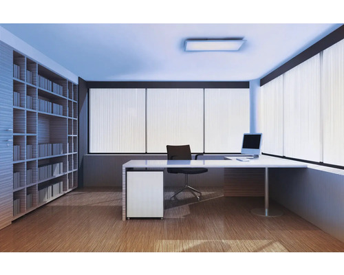 Modernes Arbeitszimmer mit Regal, Schreibtisch, Bürostuhl und Fenstern mit Vertikaljalousien.