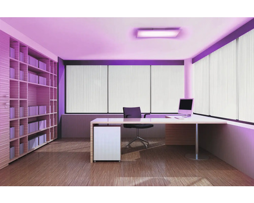 Modernes Büro mit großem Schreibtisch, Bürostuhl, Bücherregal und einer Deckenleuchte mit pinkem Licht.