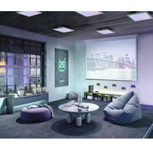 Moderner Gaming-Raum mit quadratischen LED-Panelen an der Decke, großer Projektionsleinwand und gemütlichem Sitzsack.