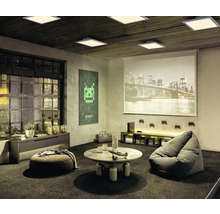 Modernes Gaming-Zimmer mit flachen LED-Deckenleuchten, einer Leinwand, einem grauen Sitzsack und industrieller Einrichtung.