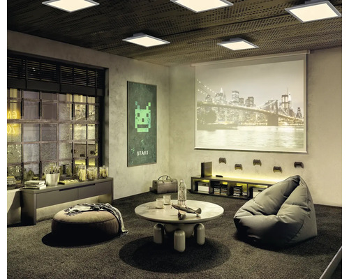 Modernes Gaming-Zimmer mit flachen LED-Deckenleuchten, einer Leinwand, einem grauen Sitzsack und industrieller Einrichtung.