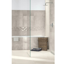 Modernes Badezimmer mit grauen Wandfliesen in Steinoptik, Mosaikbordüre, Einbaubadewanne, Regendusche und Glastrennwand.