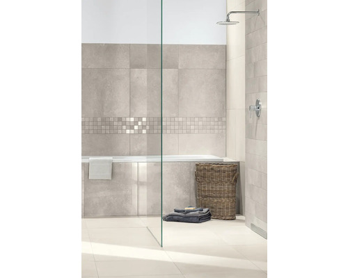 Modernes Badezimmer mit grauen Wandfliesen in Steinoptik, Mosaikbordüre, Einbaubadewanne, Regendusche und Glastrennwand.