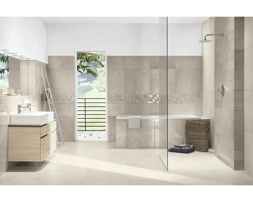 Modernes Badezimmer mit beigen Wandfliesen und Bodenfliesen, Mosaikbordüre, Badewanne, begehbarer Dusche mit Glaswand und Waschtischunterschrank.