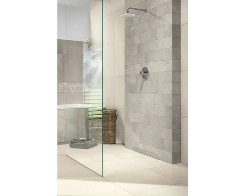 Modernes helles Badezimmer mit begehbarer Dusche, Glastrennwand, grauen Wandfliesen in Steinoptik und Regenduschkopf.