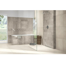Modernes Badezimmer mit eingemauerter Badewanne, grauen Wandfliesen mit Mosaikbordüre und ebenerdiger Dusche mit Glaswand.