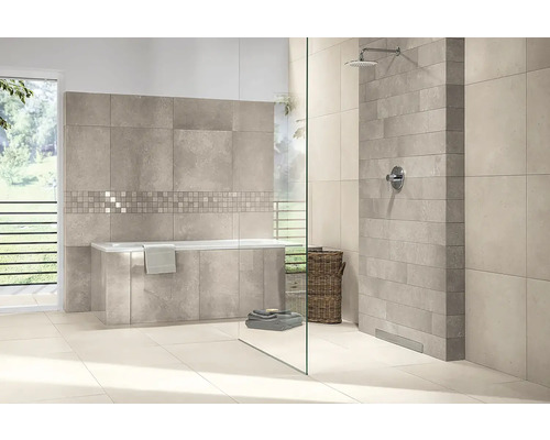 Modernes Badezimmer mit eingemauerter Badewanne, grauen Wandfliesen mit Mosaikbordüre und ebenerdiger Dusche mit Glaswand.
