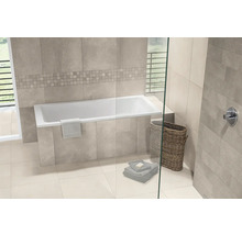 Modernes Badezimmer mit Einbaubadewanne, Fliesen in Natursteinoptik, Mosaikbordüre und Glastrennwand. Helle, organisierte Atmosphäre.