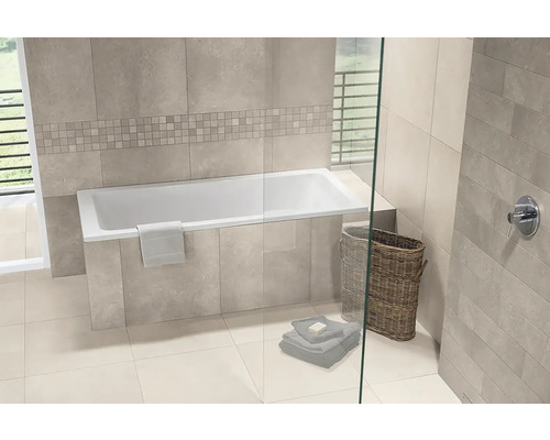 Modernes Badezimmer mit Einbaubadewanne, Fliesen in Natursteinoptik, Mosaikbordüre und Glastrennwand. Helle, organisierte Atmosphäre.