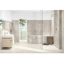 Modernes, helles Badezimmer mit beigen Fliesen, Waschbeckenunterschrank, Badewanne und begehbarer Dusche mit Glastrennwand.