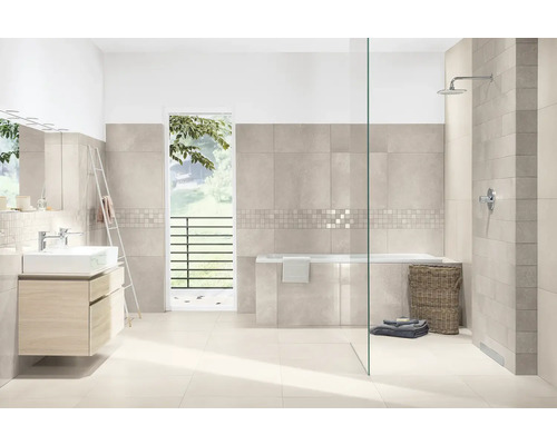 Modernes, helles Badezimmer mit beigen Fliesen, Waschbeckenunterschrank, Badewanne und begehbarer Dusche mit Glastrennwand.