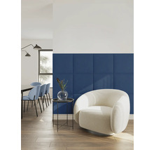 Quadratische Wandpaneele in einem modern eingerichteten Wohnzimmer mit hellem Sessel und Beistelltisch.