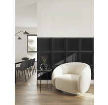 Modernes Zimmer mit schwarzen quadratischen Polsterwandpaneelen, einem weißen runden Sessel und einem Essbereich auf Holzboden.