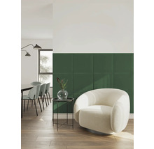 Modernes Wohnzimmer mit grünen Polsterpaneelen an der Wand, hellem Sessel, Beistelltisch und Essbereich auf Holzboden.