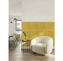 Modernes Wohnzimmer mit gelben Wandpaneelen, einem weißen runden Sessel und einem kleinen schwarzen Beistelltisch.