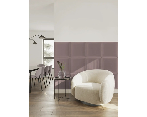 Moderne Raumszene mit quadratischen gepolsterten Wandpaneelen in Mauve, weißem Sessel, Beistelltisch und Essbereich im Hintergrund.