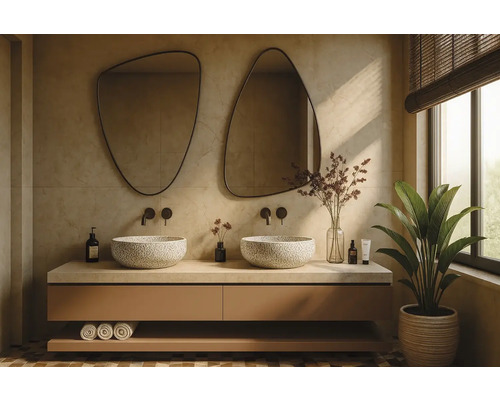 Modernes Badezimmer mit Doppelwaschtisch, zwei gemusterten Aufsatzbecken, schwarzen Wandarmaturen und zwei großen asymmetrischen Spiegeln.