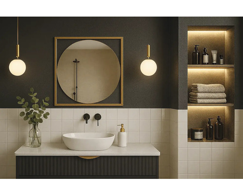 Modernes Badezimmer mit dunklem Waschtisch, weißem Aufsatzbecken, schwarzer Armatur, rundem Spiegel im Goldrahmen und beleuchteter Wandnische.