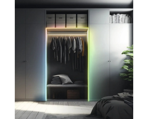 LED-Lichtstreifen an einem Kleiderschrank in einem organisierten Schlafzimmer. Mehrfarbige Beleuchtung am Schrankrahmen.