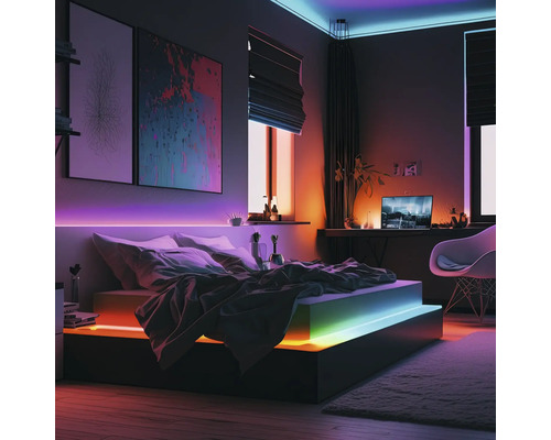 Modernes Schlafzimmer mit smarter LED-Streifen-Beleuchtung unter dem Bett, an der Wand und Decke, erzeugt farbenfrohe Lichteffekte.
