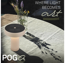 POGA Solar-Tischleuchte mit Solarmodul und geriffeltem Standfuß auf einem gedeckten Tisch im Freien.