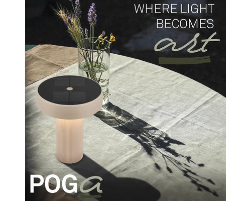 POGA Solar-Tischleuchte mit Solarmodul und geriffeltem Standfuß auf einem gedeckten Tisch im Freien.