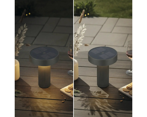 Solar-Tischleuchte für außen auf einem Gartentisch, Darstellung im beleuchteten und unbeleuchteten Zustand.