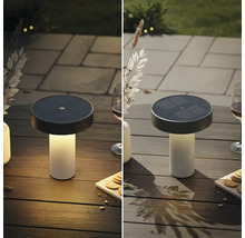 Solar-LED-Tischleuchte für den Außenbereich, modernes Design mit geriffeltem Fuß, dargestellt auf einem Holztisch bei Tag und Nacht.