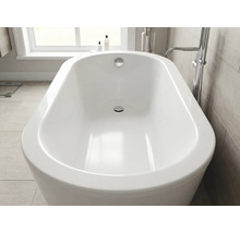 Freistehende Badewanne in ovaler Form in einem hellen, modernen Badezimmer mit einer Standarmatur aus Chrom.
