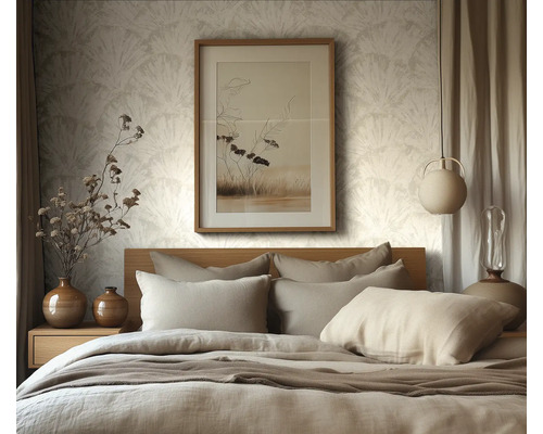 Modernes Schlafzimmer in Beigetönen mit Holzbett, gemusterter Tapete, eingerahmtem Wandbild, Keramikvasen und einer runden Pendelleuchte.