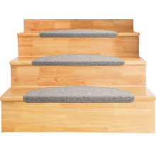 Halbrunde Stufenmatten aus grauem Textil auf Holzstufen.