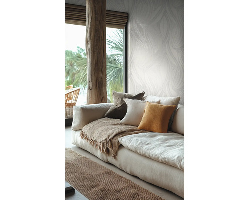 Helles Wohnzimmer mit botanisch gemusterter Tapete, einem Leinensofa mit Kissen und einem rustikalen Holzbalken.