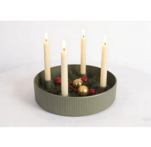 Runder Adventskranz-Kerzenhalter in Olivgrün mit Riffelstruktur, vier brennenden Kerzen, Tannenzweigen und Weihnachtsschmuck.