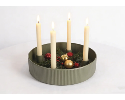 Runder Adventskranz-Kerzenhalter in Olivgrün mit Riffelstruktur, vier brennenden Kerzen, Tannenzweigen und Weihnachtsschmuck.