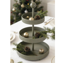 Dreistöckige Etagere aus Metall dekoriert mit Tannenzweigen, Zapfen und Weihnachtskugeln auf einem festlich gedeckten Tisch.