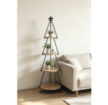 Pyramidenregal mit Lilien-Ornament, vier runden Holzböden und schwarzem Metallgestell in einem Wohnzimmer neben einem Sofa.