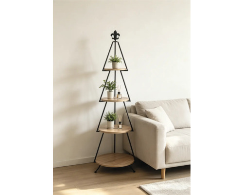 Pyramidenregal mit Lilien-Ornament, vier runden Holzböden und schwarzem Metallgestell in einem Wohnzimmer neben einem Sofa.