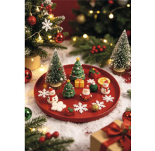 Festliche Weihnachtsdekoration auf einem Tablett mit Miniaturfiguren wie Weihnachtsmann, Schneemann und Tannenbäumen in einer Schneelandschaft.