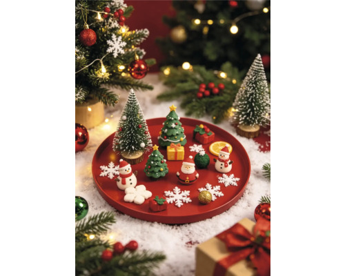 Festliche Weihnachtsdekoration auf einem Tablett mit Miniaturfiguren wie Weihnachtsmann, Schneemann und Tannenbäumen in einer Schneelandschaft.