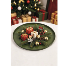 Rundes Weihnachts-Dekotablett mit Tannenzweigen, kleinen Geschenken, Zapfen und Glocken in festlicher Atmosphäre.