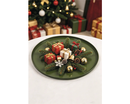 Rundes Weihnachts-Dekotablett mit Tannenzweigen, kleinen Geschenken, Zapfen und Glocken in festlicher Atmosphäre.