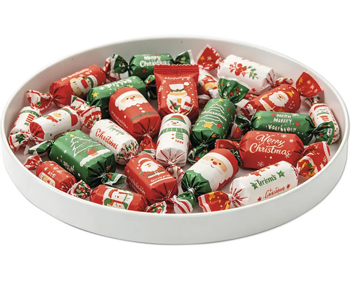 Schale gefüllt mit weihnachtlich eingepackten Süßigkeiten mit Motiven wie Weihnachtsmann, Schneemann und Tannenbaum.