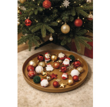 Rundes Tablett mit verschiedenen Weihnachtsornamenten wie Kugeln, Weihnachtsmannfiguren und Sternen unter einem geschmückten Weihnachtsbaum.