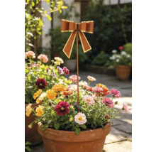 Gartenstecker in Schleifenform aus Metall in einem Blumentopf mit Blumen im Garten.