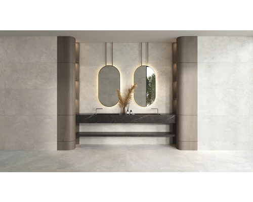 Modernes Badezimmer mit Wandfliesen in heller Steinoptik, Doppelwaschtisch in schwarzer Marmoroptik und zwei ovalen Spiegeln mit Beleuchtung.