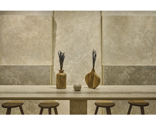 Modernes Interieur mit Wandfliesen in Natursteinoptik, passendem Steintisch, hölzernen Barhockern und dekorativen Vasen.