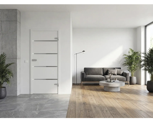 Weiße moderne Innentür mit horizontalen Lichtausschnitten in einem hellen Wohnzimmer mit Holzboden und Fliesen.