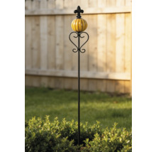 Dekorativer Gartenstecker aus Metall mit gelber Keramikkugel und herzförmiger Verzierung vor einem Holzzaun im Garten.